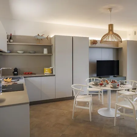 Towerhill With Roofterrace And Shared Po * Torri Del Benaco